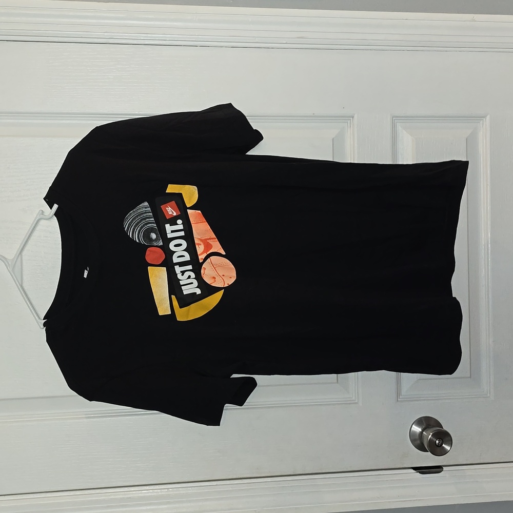 The Nike Tee Men's Medium Black Short Sleeve T-Shirt New w/out Tags!